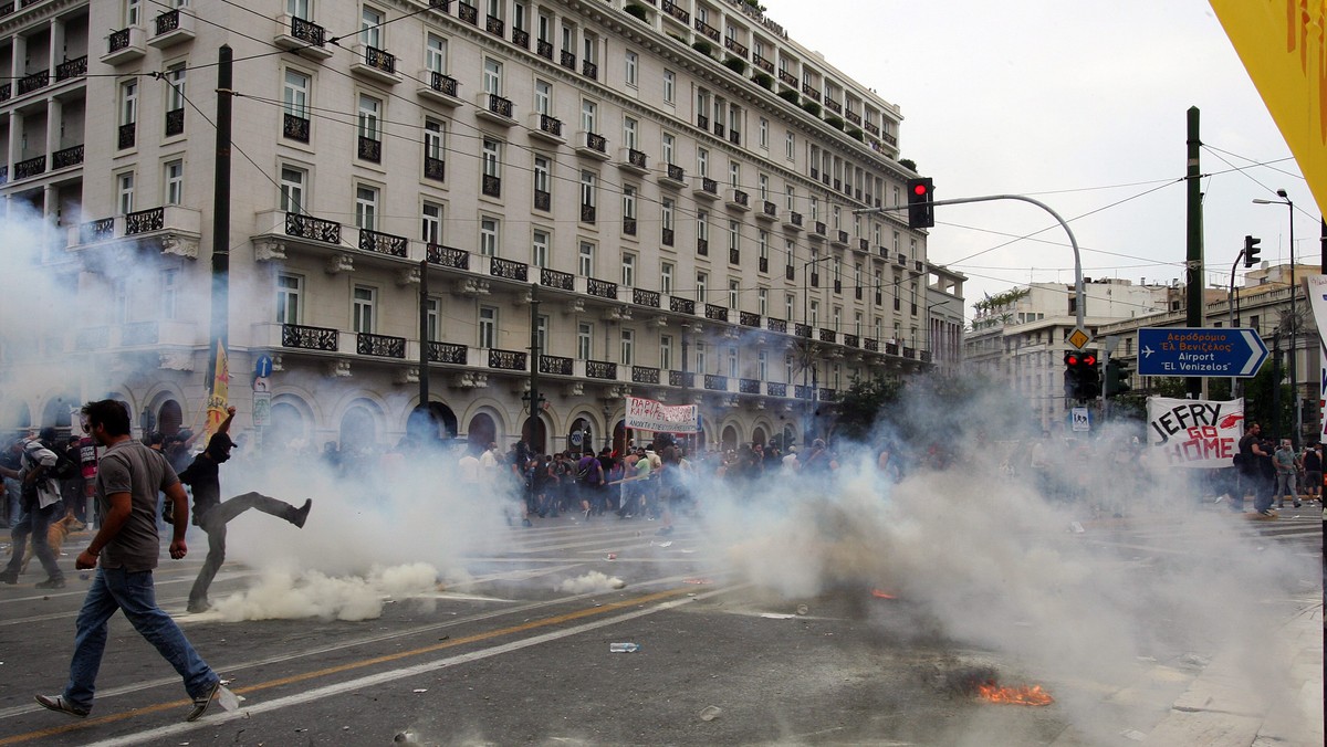 Ok. 200 młodych ludzi starło się z policją w centrum Aten, w czasie demonstracji przeciwko rządowemu programowi oszczędnościowemu. Demonstranci poinformowali, że 10 osób zostało rannych. Policja zatrzymała 40 uczestników starć.