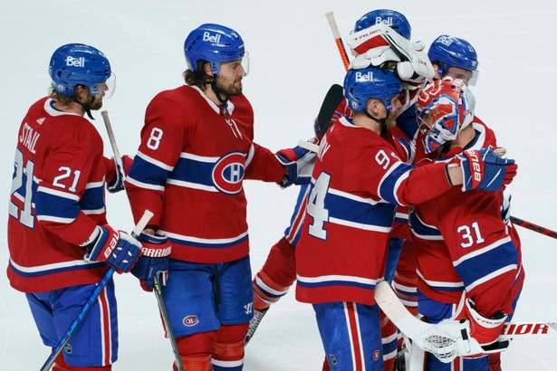 Hokeiści Montreal Canadiens celebrujący awans do finału Pucharu Stanleya