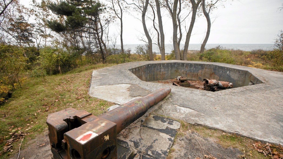 Fokarium i plaża nie są już jedynymi atrakcjami Helu. Coraz większą popularnością wśród turystów cieszą się militarne pamiątki związane z obronną funkcją tej miejscowości na przestrzeni ostatnich 80 lat.