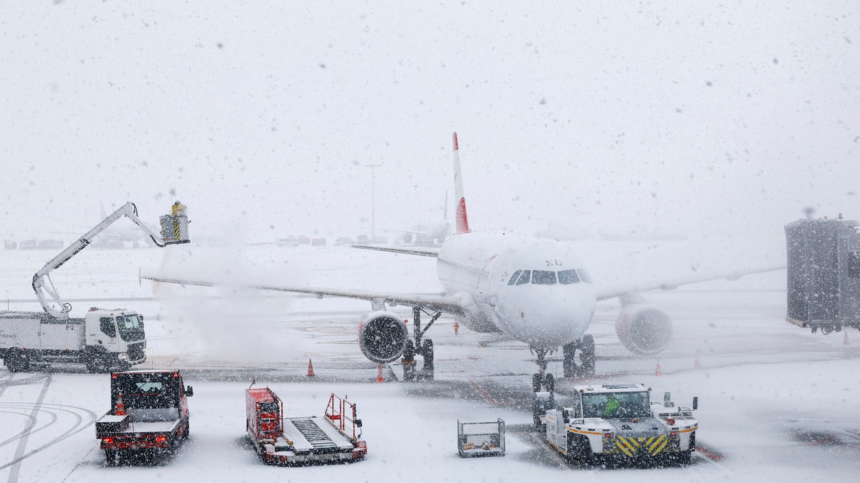 Husté sneženie zastavilo prevádzku na viedenskom letisku Schwechat. (ilustračné foto)