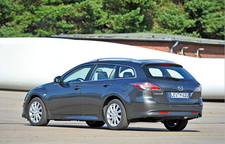 Hyundai podnosi poprzeczkę. Czy i40 pokona Passata, Superba, Mazdę 6 oraz Volvo V60 i Peugeota 508?