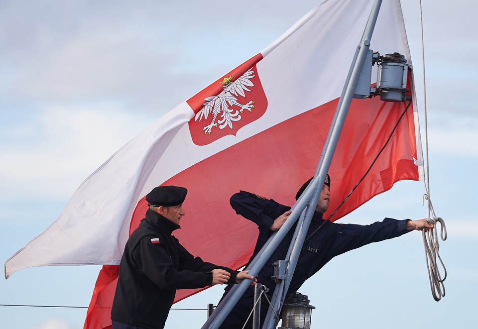 Marynarze mocują banderę na okręcie ORP "Kaszub" tuż przed wyjściem w morze na międzynarodowe ćwiczenia "Northern Coasts 2015" w bazie morskiej w Gdyni