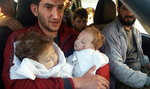 Ojciec tuli martwe dzieci. Przerażające zdjęcie po ataku w Syrii