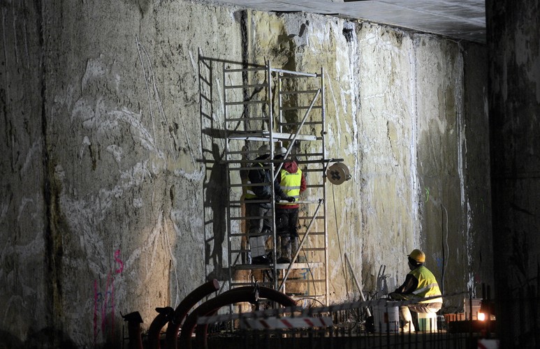 Prace budowlane są prowadzone równolegle na wszystkich stacjach II linii. Z miesiąca na miesiąc konstrukcje są coraz bardziej stabilne. W lutym 2013 roku na stacji Stadion rozpoczęto m.in. wykop poziomu '-2' pod rusztem w części torów odstawczych. Kontynuowane były też prace przy wykonywaniu płyt stropowych, słupów żelbetonowych, a także wylewaniu kolejnych sekcji płyty dennej. Stacja jest już głęboka na 14 m - to niewiele w porównaniu z innymi. Ma to być jedyna stacja podziemnych pociągów w Warszawie, do której będą docierały promienie słońca.