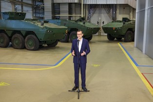 100 rosomaków dla Ukrainy. Morawiecki w Siemianowicach Śląskich: Będą tutaj produkowane