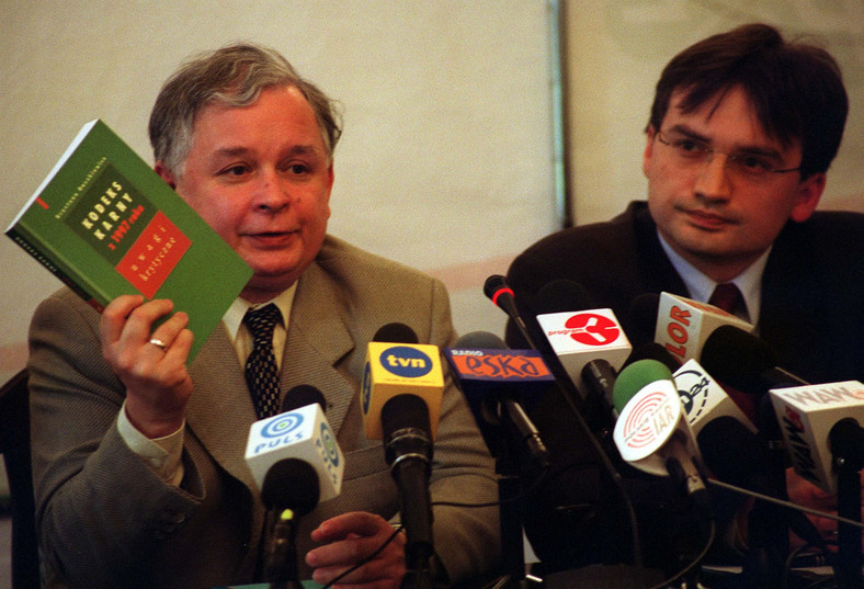 Lech Kaczyński (z lewej) i Zbigniew Ziobro w 2001 r.
