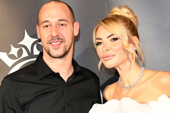 MILAN I SNEŽANA BORJAN SE POKLONILI POJASU PRESVETE BOGORODICE Sa sinom sedam sati čekali u redu: 