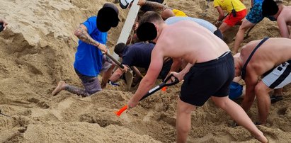 Horror na plaży! Zaczął kopać wielką dziurę, jej ściany zawaliły się i pogrzebały go żywcem