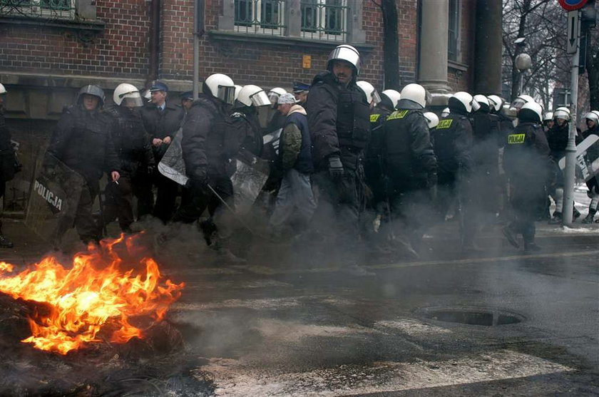 Opony płoną na demonstracjach