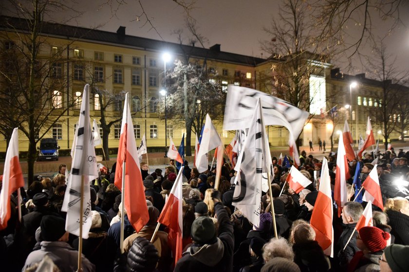 Polacy donoszą policji na Szydło!