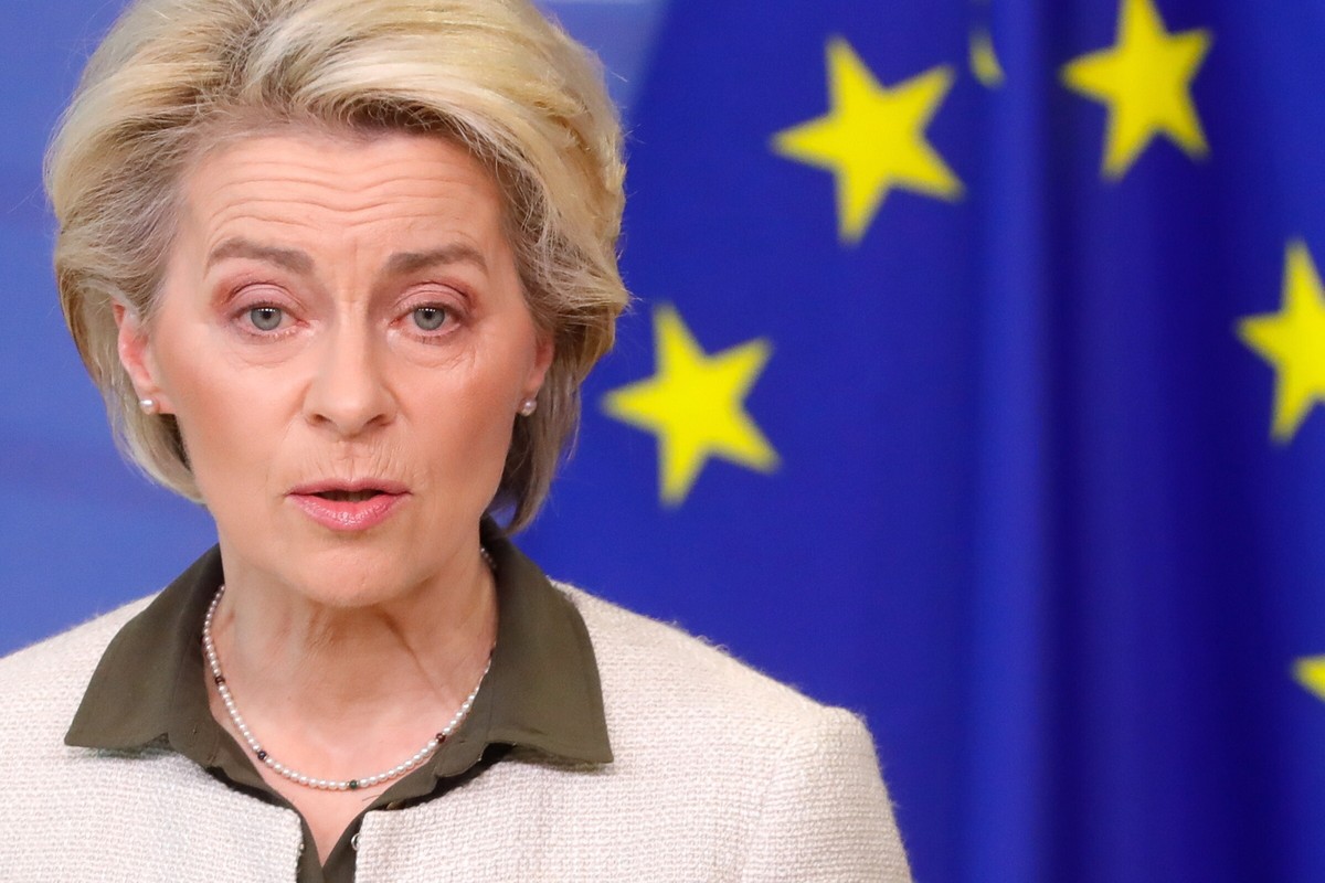 epaselect epa09789553 European Commission President Ursula von der Leyen gives a joint press statement on further measures to respond to the Russian invasion of Ukraine, at the European Commission in Brussels, Belgium, 27 February 2022. Von der Leyen announced the EU will shut down its airspace to Russian planes, ban Russian state media outlets RT and Sputnik, and buy and send weapons to Ukraine. Russian troops entered Ukraine on 24 February prompting the country's president to declare martial law and triggering a series of announcements by Western countries to impose severe economic sanctions on Russia. EPA/STEPHANIE LECOCQ / POOL Dostawca: PAP/EPA.