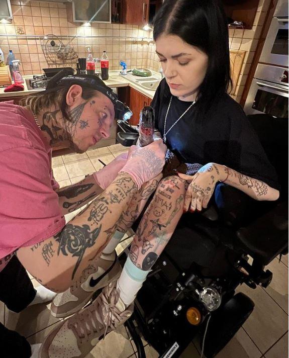 Wiktoria podpisała to zdjęcie: "another day another tattoo"