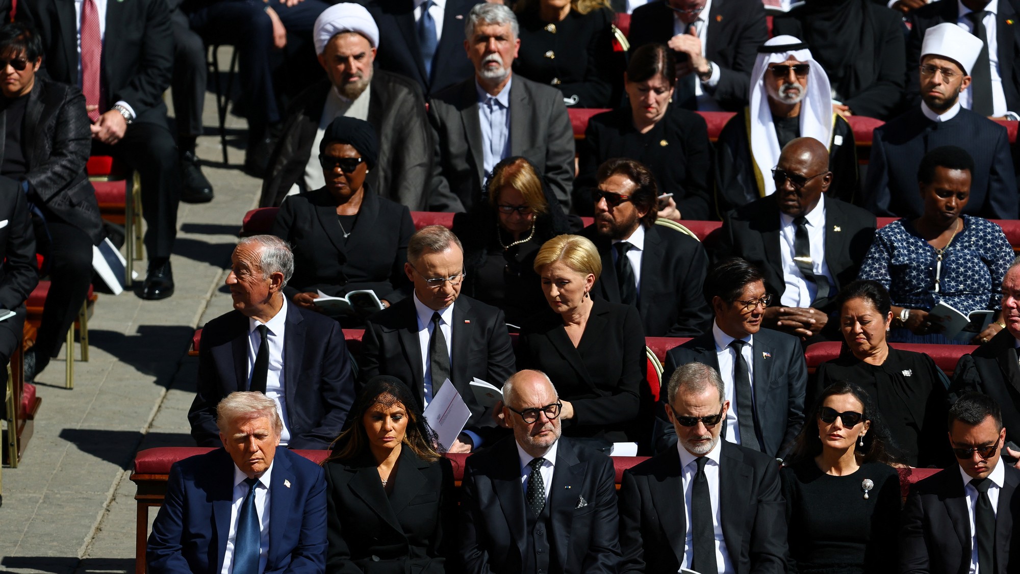 Americký prezident Donald Trump, prvá dáma Melania Trumpová, poľský prezident Andrzej Duda s manželkou Agata Kornhauser-Duda a portugalský prezident Marcelo Rebelo de Sousa a španielsky kráľ Felipe a kráľovná Letizia / pohreb pápeža Františka vo Vatikáne 26. apríla 2025.