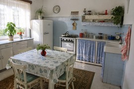 Žene na kuhinjske ormariće ponovo stavljaju zavese
