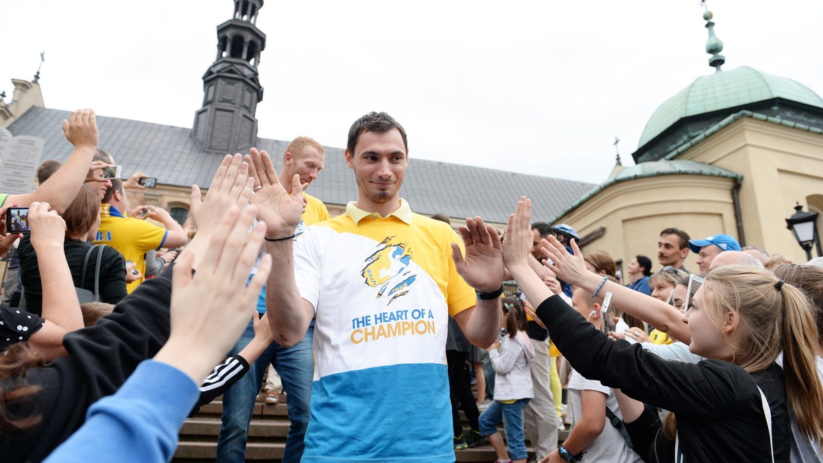 Podczas fety na kieleckim rynku, gdzie szczypiorniści Vive Tauron Kielce wraz z kibicami świętowali wygranie ligi mistrzów piłkarzy ręcznych, poseł PiS Dominik Tarczyński zadeklarował, że w mieście powstanie nowa hala sportowa - informuje dzisiaj "Echo Dnia".