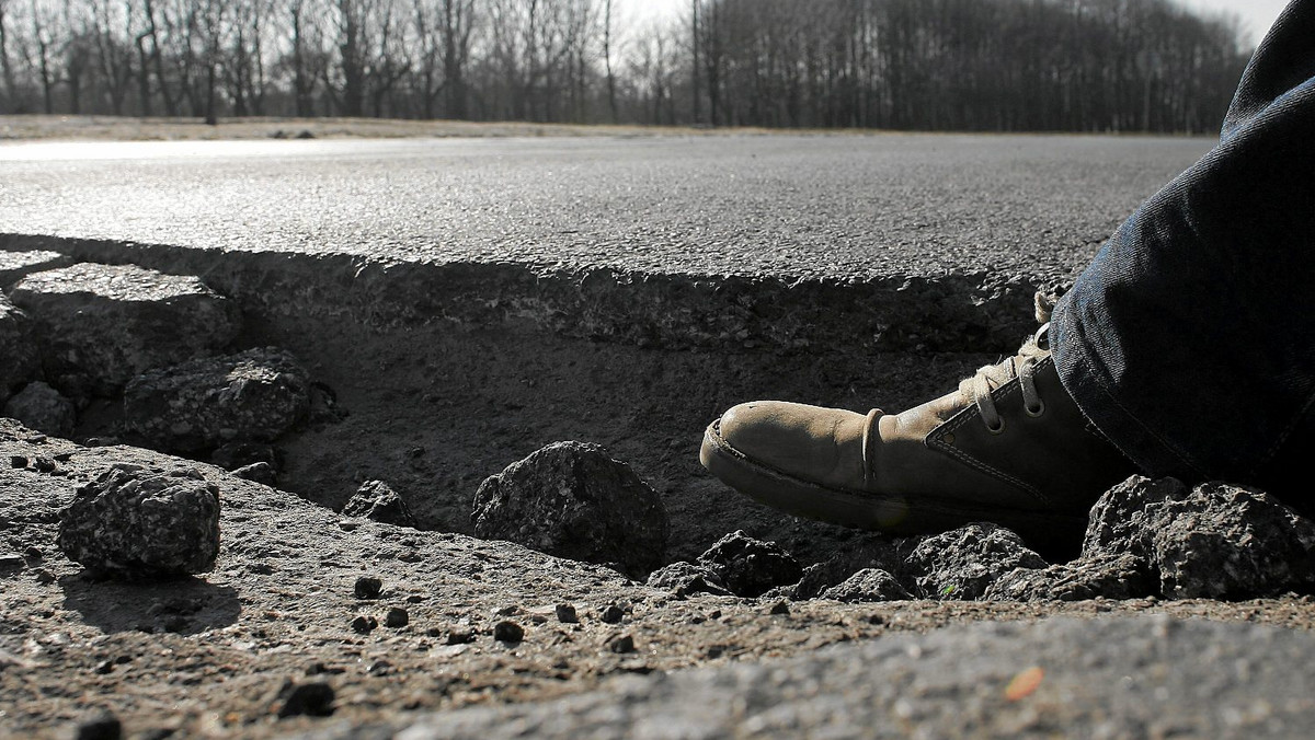 O fatalnych drogach lokalnych na Podkarpaciu donosi serwis nowiny24.pl. Portal zwraca m. in uwagę na drogi, którymi wozi się materiały na budowę autostrad.