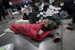 Już nie nocują w obozowisku. Białoruska straż graniczna: Migranci przemieścili się dobrowolnie