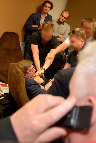 Funkcjonariusze ABW usiłują odebrać komputer Sylwestrowi Latkowskiemu