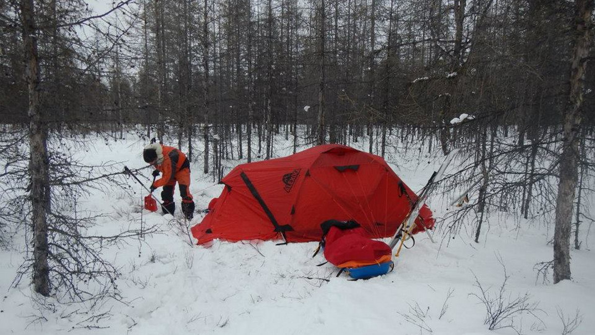 Vašek Sůra i Petr Horký, dwóch czeskich podróżników spędziło noc w namiocie w Ojmiakon - najzimniejszym zamieszkanym miejscu na świecie. Temperatura sięgała -40 stopni C.