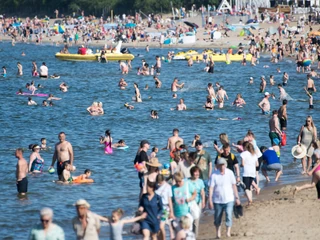 Wakacje. Turyści na plaży w Stegnie