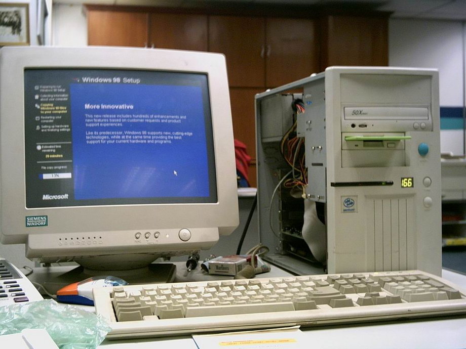 Kiedyś z internetu korzystaliśmy wyłącznie na dużych komputerach PC do połączenia używając telefonicznych modemów
