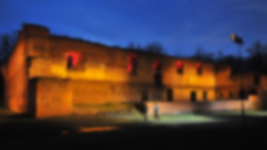 Toruń: zamek dybowski zyskał kolorową iluminację