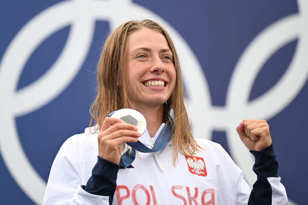 Klaudia Zwolińska podczas dekoracji. Kajakarka górska Klaudia Zwolińska zdobyła srebrny medal w slalomie K1