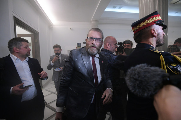 Poseł Konfederacji Grzegorz Braun tuż po wywołanym przez siebie skandalu w Sejmie