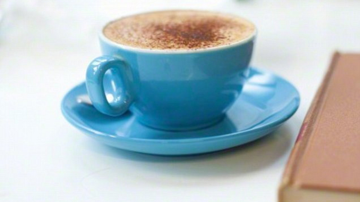 Wiele osób nie wyobraża sobie poranka bez filiżanki aromatycznej kawy. Mamy dobrą wiadomość dla męskiej części miłośników kofeiny? Bardzo pozytywnie wpływa na organizm, a w dodatku chroni przed impotencją.