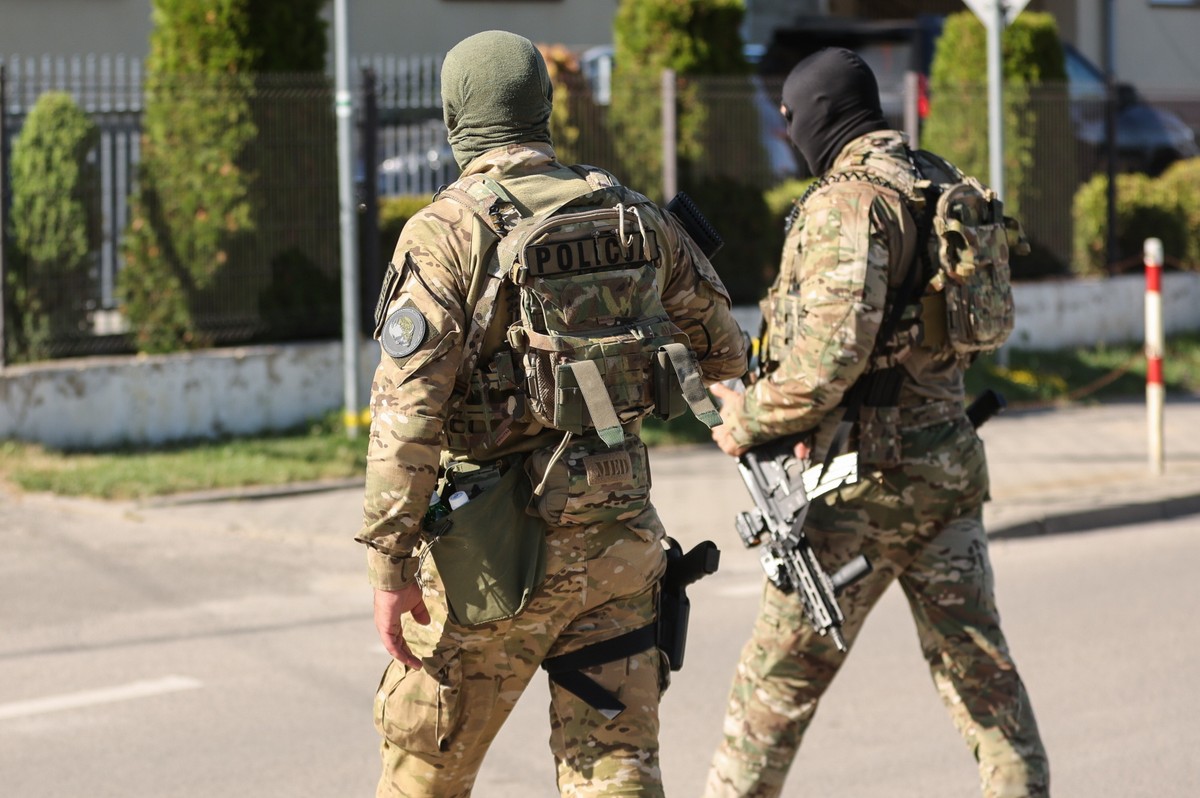 Stara Wieś (pow. limanowski), 30.06.2025. Służby w Starej Wsi, 30 bm. To czwarta doba poszukiwań Tadeusza Dudy, który w piątek 27 czerwca najpierw postrzelił swoją 73-letnią teściową (trafiła do szpitala), a następnie śmiertelnie postrzelił 26-letnią córkę i 31-letniego zięcia. Prokuratura wydała list gończy za mężczyzną, a sąd nakaz tymczasowego, 14-dniowego aresztowania dla 57-latka. Grozi mu dożywocie. (aldg) PAP/Grzegorz Momot
