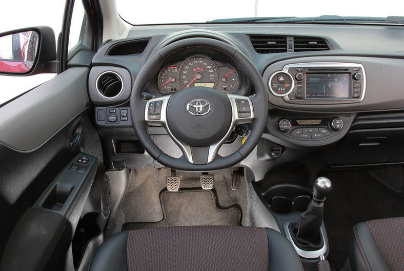 Test nowej Toyoty Yaris, radzimy którą wersję wybrać automat czy manual?