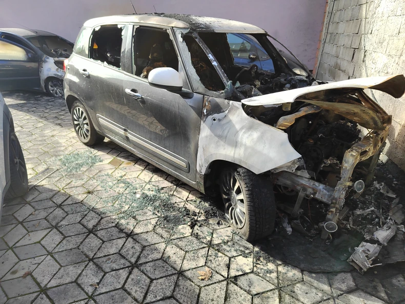 Sigurnosne kamere snimile su muškarca koji je zapalio automobile u dvorištu Vladimira Panića u Valjevu