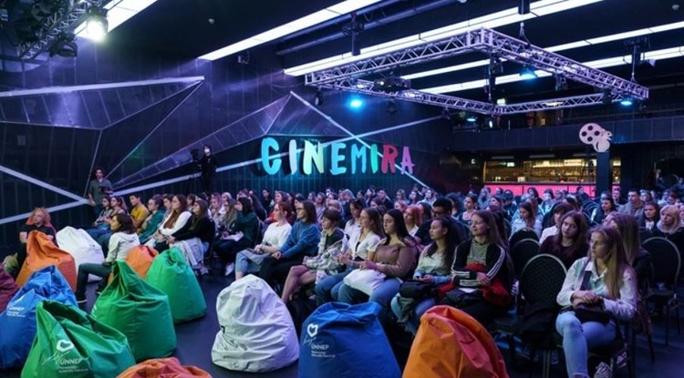 A Stranger Things rendezőjével és a Berlinale-nyertes stand upos ifjúsági filmmel nyit a Cinemira TEEN