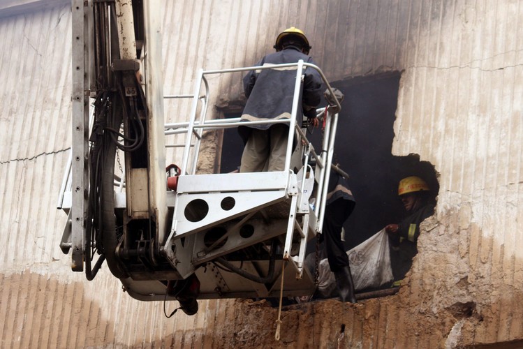 Strażak wchodzi do budynku