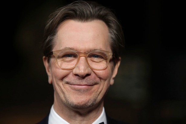 Gary Oldman przechodzi na drugą stronę... kamery