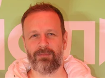 PRVOG JANUARA SU DOBILI BEBU, a evo kako Skaj Vikler i njegova 15 godina mlađa supruga izgledaju na JEDINOJ FOTOGRAFIJI SA VENČANJA