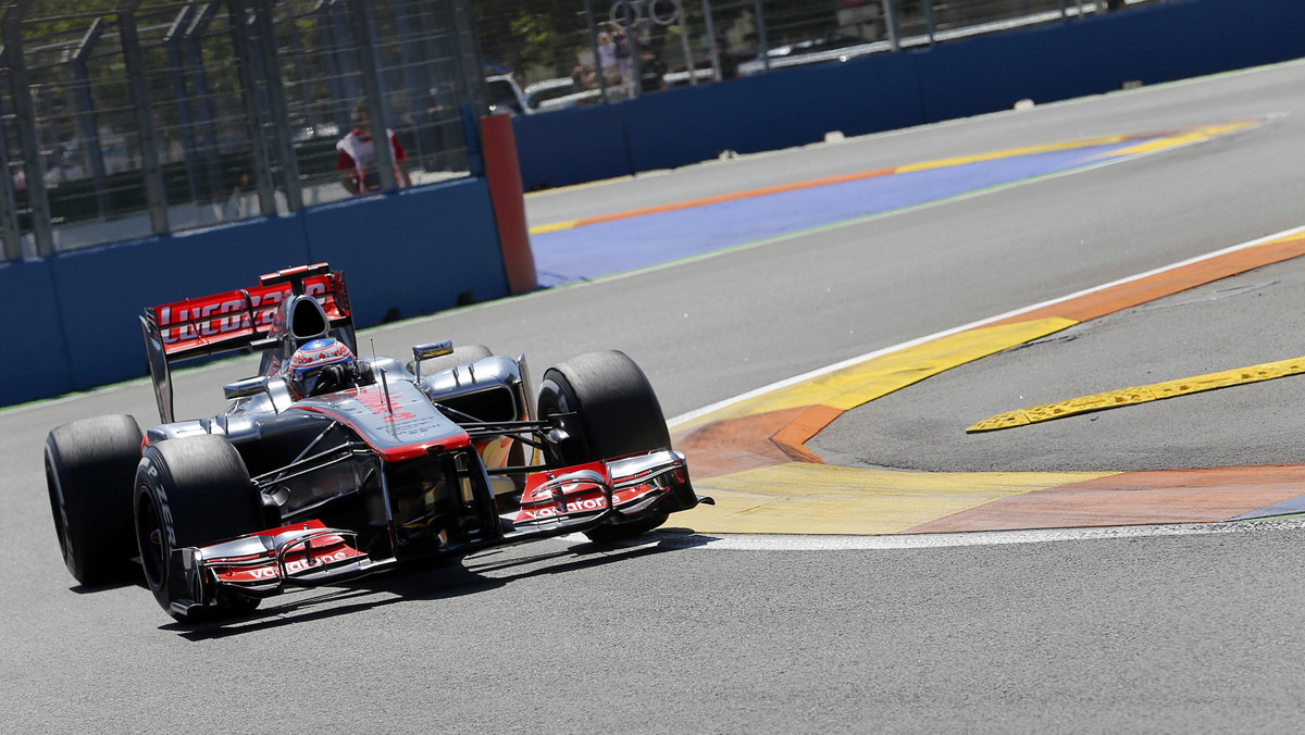 Jenson Button (McLaren) był najszybszy na pierwszym treningu przed wyścigiem o Grand Prix Niemiec Formuły 1. Na torze Hockenheim karty rozdawała pogoda - po niewielkich opadach zrobiło się bardzo ślisko, kierowcy raz za razem wybierali się na "wycieczki" poza asfalt. Mogło to wyglądać, jakby zawodnicy prowadzili swoje bolidy "pod wpływem".