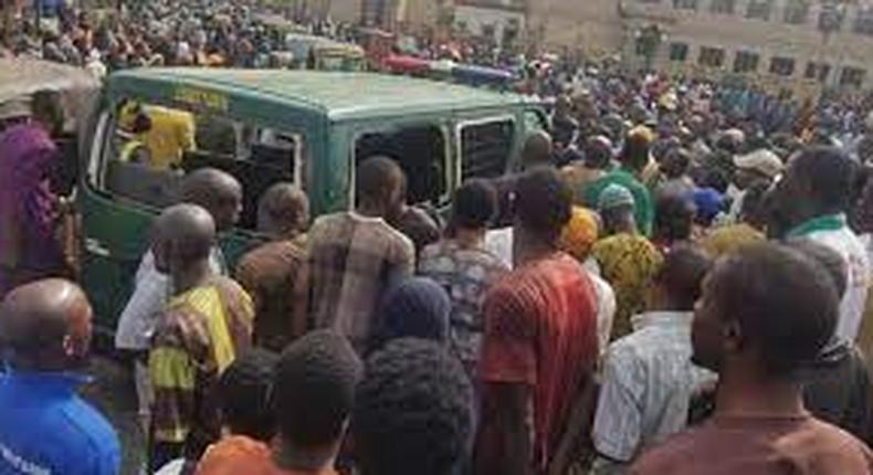 Chaos in Ilorin as correctional service bus carrying inmates crushes 6 people [Tribune online]