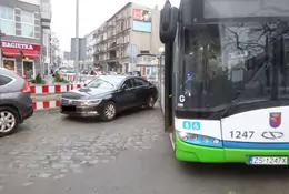 Samochód blokował autobus miejski. Strażnicy nie mieli litości dla kierowcy