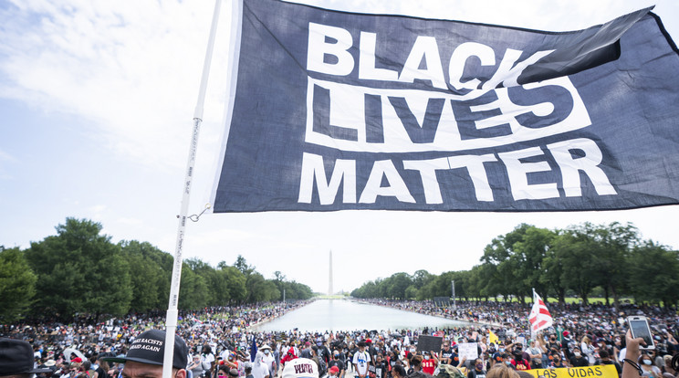 A Black Lives Matter (A fekete életek számítanak) mozgalom támogatói tüntetnek a rasszizmus és a rendőri erőszak ellen a washingtoni Lincoln emlékműnél 2020. augusztus 28-án, Martin Luther King, Jr. néhai amerikai baptista tiszteletes, polgárjogi harcos Van egy álmom néven híressé vált beszédének 57. évfordulóján. / Fotó: MTI/EPA/Jim Lo Scalzo