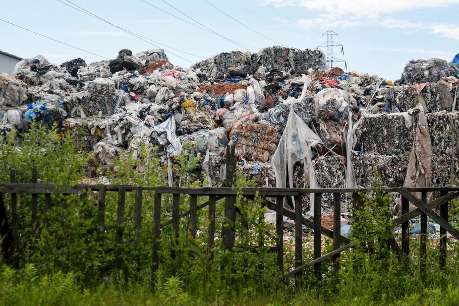  Nielegalne składowisko odpadów w Zgierzu pod Łodzią. W nocy z 25 na 26 maja 2018 r. wybuchł na nim pożar