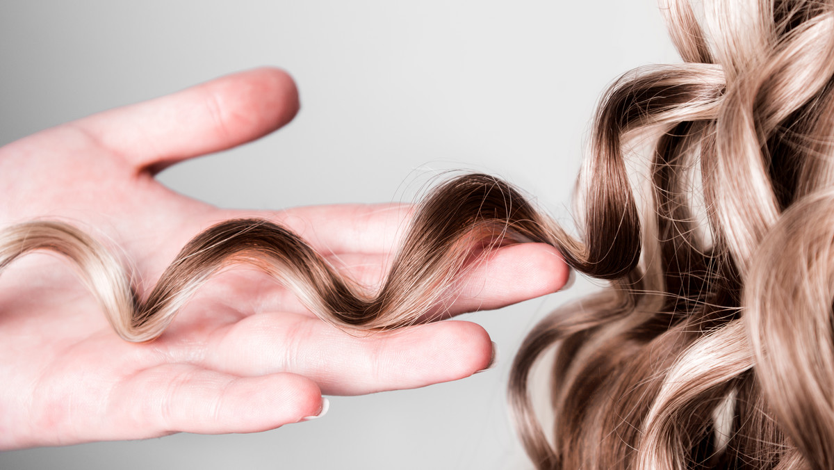 Wałek do kręcenia włosów — piękne loki bez użycia ciepła!