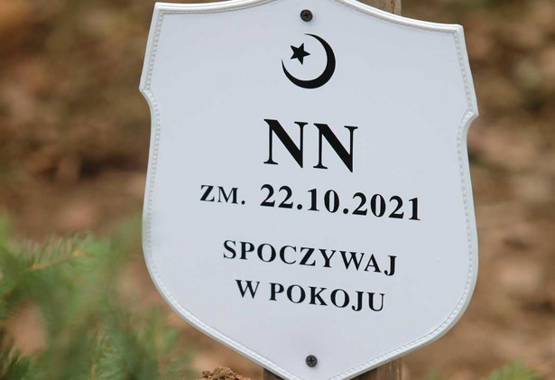 Uroczystości pogrzebowe migranta, ofiary kryzysu na granicy polsko-białoruskiej na mizarze w Bohonikach