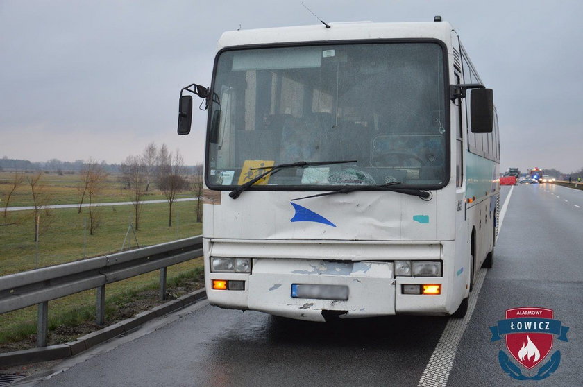 Wypadek na A2. 19-latek wbiegł pod autobus