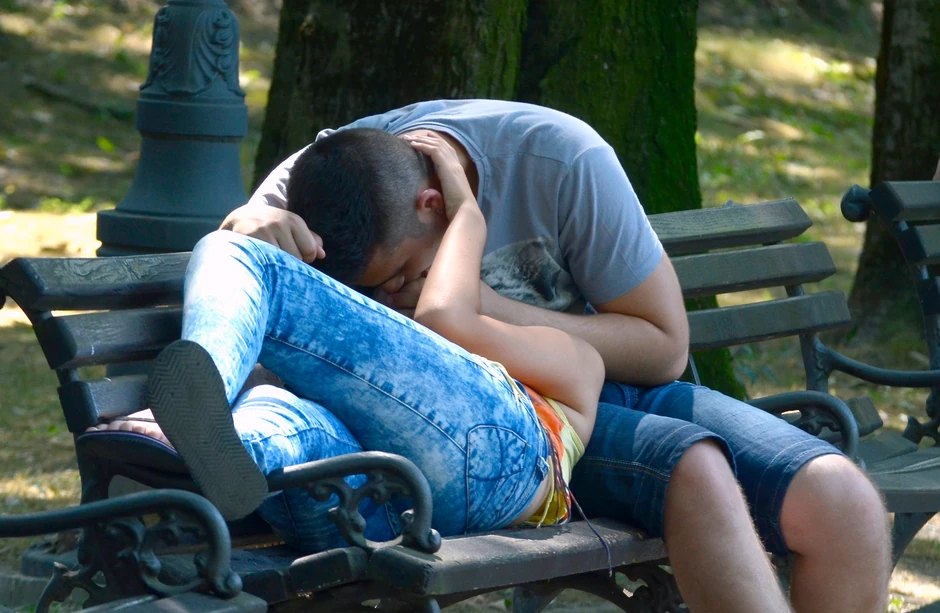 Mladi u odnose stupaju veoma rano