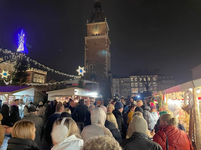 Tłumy na jarmarku bożonarodzeniowym w Krakowie 