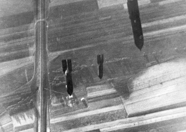 Bombardowanie linii kolejowej przez niemieckie samoloty