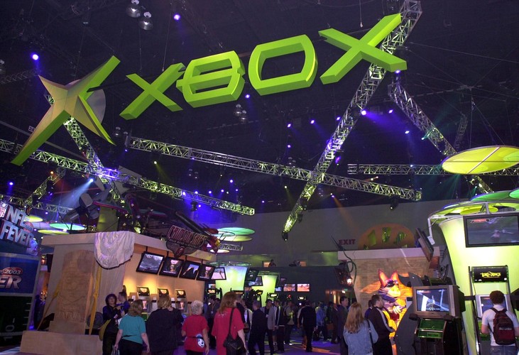 <b>2001: Xbox i Windows XP</b>
<br><br>
Swoją premierę ma konsola Xbox oraz system operacyjny Windows XP. O ile drugi z produktów z miejsca staje się jednym z najbardziej udanych projektów w historii Microsoftu, o tyle projekt Xbox na swój wielki sukces poczeka jeszcze kilka lat - do premiery Xbox'a 360