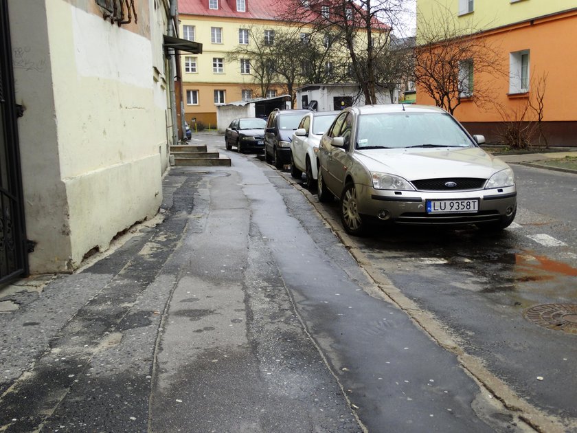 Dziurawe chodniki na Starym Mieście