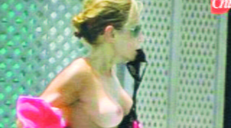 Toplessezett Berlusconi lánya
